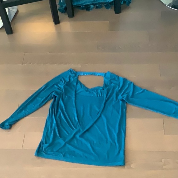 Long sleeve workout top w open back.  Gently used - Picture 2 of 2